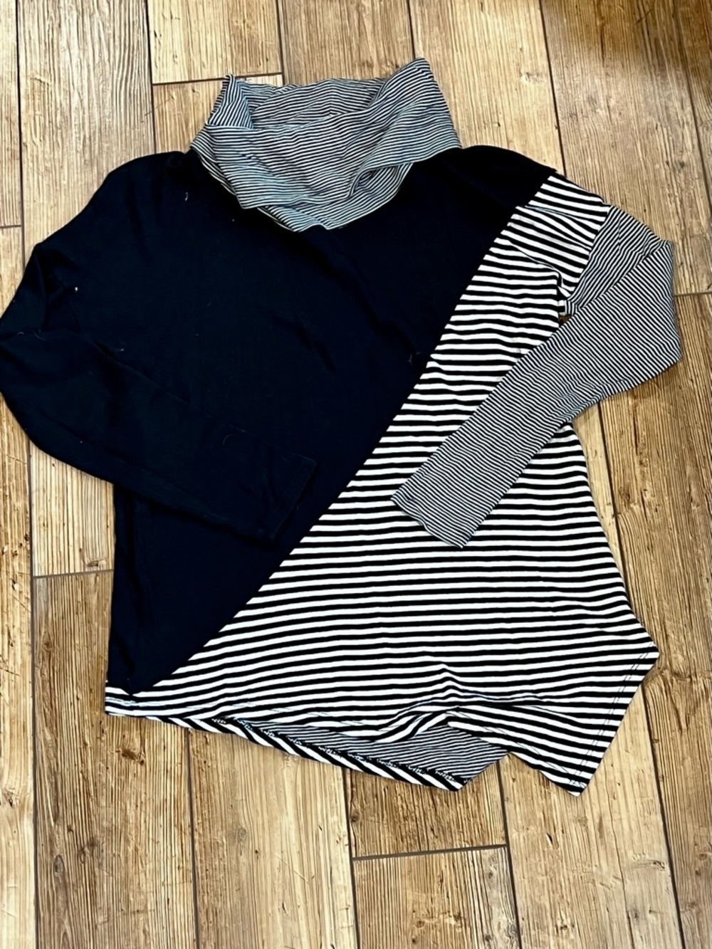 Black and white turtle neck top M